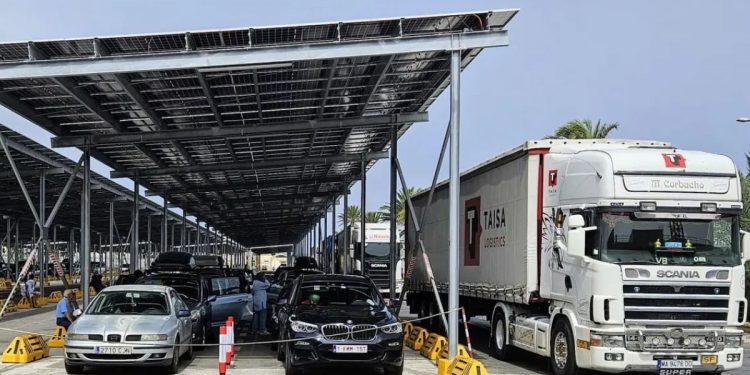 La Operación Paso del Estrecho arranca a la baja en Ceuta con un descenso en pasajeros y vehículos