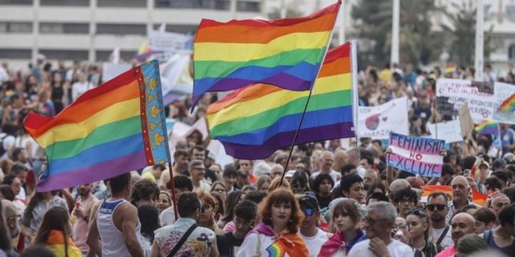 El ala dura de Vox sabotea el plan estratégico de la dirección para disputar el voto LGTBIQ+ a la izquierda