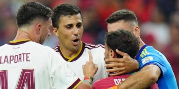 Rodri pide perdón a Bernardo Silva tras un tenso pique en el descuento: «Me he equivocado»