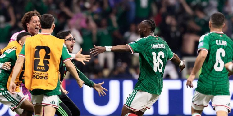 ¡Tormenta en el Azteca! México vence 2-0 a Ecuador y vuela de forma histórica al ‘quinto partido’