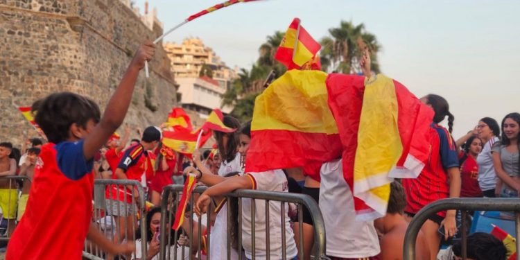 ¡Locura en la Ribera!: Ceuta vibra en la playa con el pase de España a la gran final del Mundial