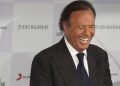 Julio Iglesias demanda a Yolanda Díaz ante el Supremo y le exige 50.000 euros por vulnerar su honor