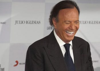 Julio Iglesias demanda a Yolanda Díaz ante el Supremo y le exige 50.000 euros por vulnerar su honor
