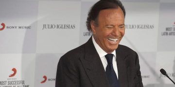 Julio Iglesias demanda a Yolanda Díaz ante el Supremo y le exige 50.000 euros por vulnerar su honor