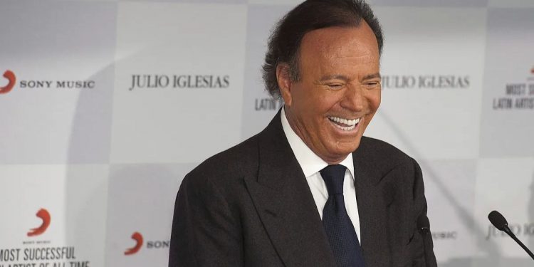 Julio Iglesias demanda a Yolanda Díaz ante el Supremo y le exige 50.000 euros por vulnerar su honor