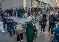 Migraciones recurre a las oficinas de extranjería para desbloquear el colapso en la regularización masiva de migrantes