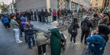 Migraciones recurre a las oficinas de extranjería para desbloquear el colapso en la regularización masiva de migrantes