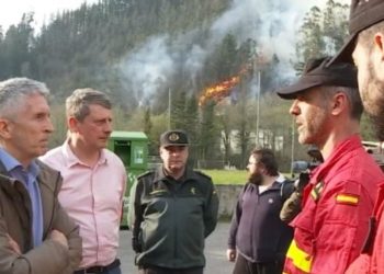 Marlaska advierte de un «día crítico» y moviliza a más de 2.100 efectivos para evitar la fusión de tres incendios entre Madrid y Ávila