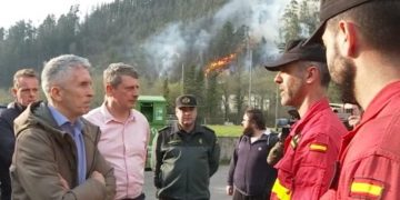 Marlaska advierte de un «día crítico» y moviliza a más de 2.100 efectivos para evitar la fusión de tres incendios entre Madrid y Ávila