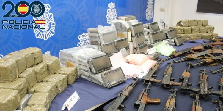 Incautan un arsenal con 36 fusiles de asalto y 11 granadas de mano en Málaga tras desarticular una red de narcotráfico