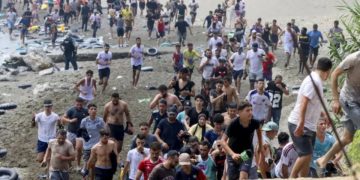 Un autobús ardiendo, pedradas y caos en Castillejos: la peor crisis migratoria con Marruecos desde 2021 se cobra ya 18 vidas