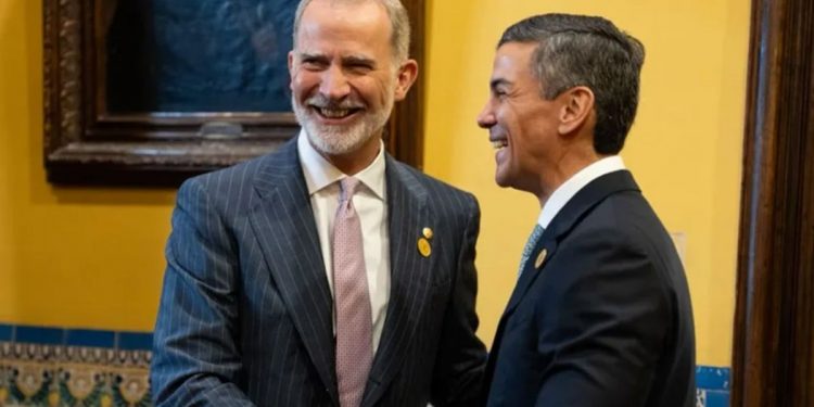 El rey Felipe VI y el presidente de Paraguay abordan en Lima la cooperación bilateral y la próxima Cumbre Iberoamericana