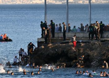 Crece el malestar en Ceuta ante la «ausencia» del Gobierno central frente a una crisis migratoria sin precedentes
