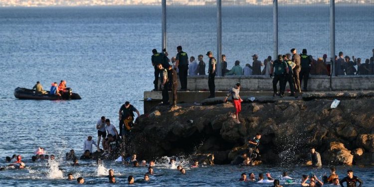 Crece el malestar en Ceuta ante la «ausencia» del Gobierno central frente a una crisis migratoria sin precedentes