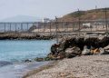 Marruecos relaja el control fronterizo: cientos de inmigrantes bordean a nado el espigón del Tarajal en Ceuta