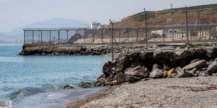 Marruecos relaja el control fronterizo: cientos de inmigrantes bordean a nado el espigón del Tarajal en Ceuta