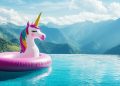 Tres jóvenes intentan volver a casa por el río Deba en un unicornio hinchable tras perder el autobús