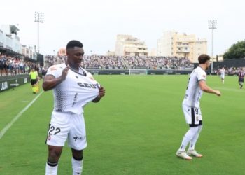 Renovación clave: Koné seguirá desbordando en la banda de la AD Ceuta por dos temporadas más