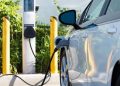 Europa combate la picaresca del coche eléctrico: multas y recargos por no desenchufar el vehículo tras la carga
