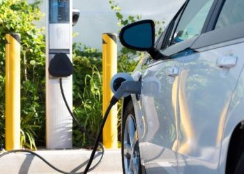 Europa combate la picaresca del coche eléctrico: multas y recargos por no desenchufar el vehículo tras la carga