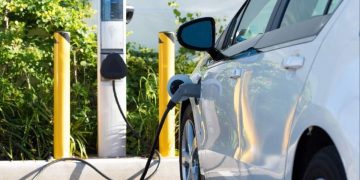 Europa combate la picaresca del coche eléctrico: multas y recargos por no desenchufar el vehículo tras la carga