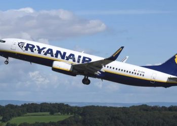 Ryanair elimina el cargo extra por sentarse junto a los hijos tras las sanciones en España e investigaciones por cláusulas abusivas