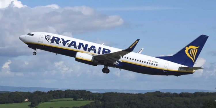 Ryanair elimina el cargo extra por sentarse junto a los hijos tras las sanciones en España e investigaciones por cláusulas abusivas