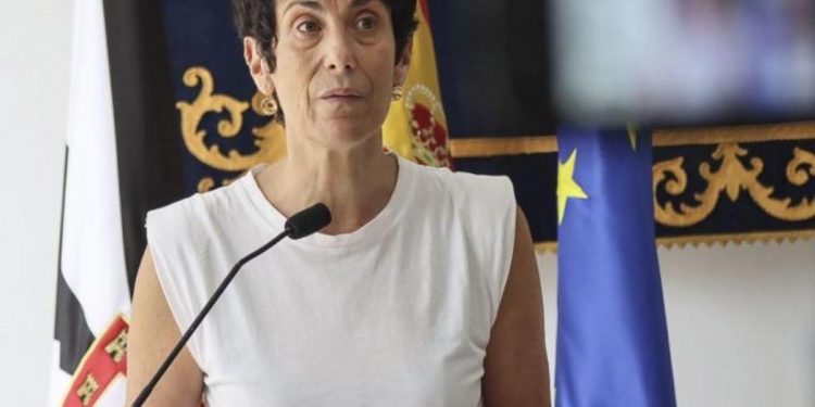 El Gobierno prepara el traslado urgente a la Península de 500 niñas migrantes llegadas a Ceuta