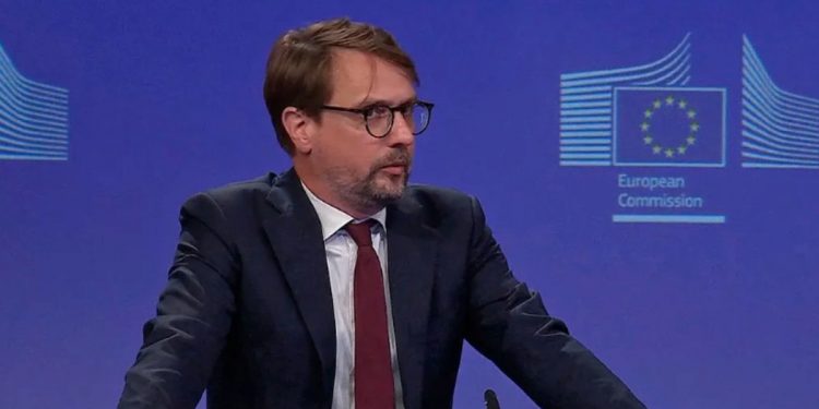 La Comisión Europea exige a España no trasladar a la Península a los migrantes de Ceuta y acelera la devolución de menores
