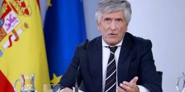 Marlaska carga contra PP y Vox por sus discursos sobre la migración y pide «serenidad y sentido de Estado»