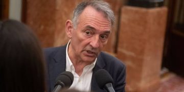 Enrique Santiago (Sumar) niega la colaboración de Marruecos y exige trasladar a los migrantes de Ceuta a la Península