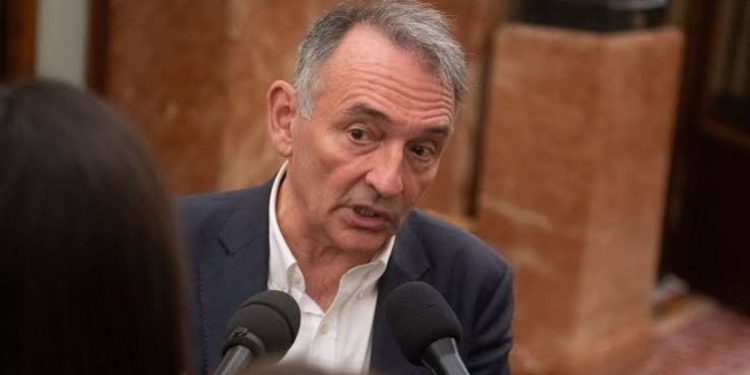 Enrique Santiago (Sumar) niega la colaboración de Marruecos y exige trasladar a los migrantes de Ceuta a la Península