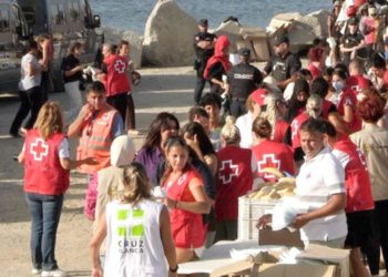 El reparto de alimentos en la playa del Trampolín atiende a cerca de 4.000 migrantes en Ceuta