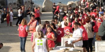 El reparto de alimentos en la playa del Trampolín atiende a cerca de 4.000 migrantes en Ceuta