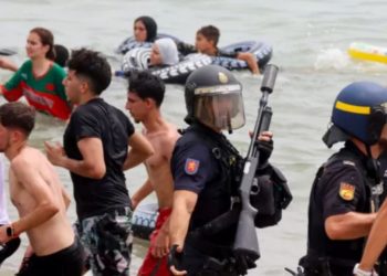 Indignación en Ceuta tras el robo de la compra a una anciana por un grupo de migrantes
