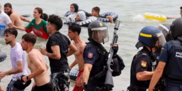 Indignación en Ceuta tras el robo de la compra a una anciana por un grupo de migrantes