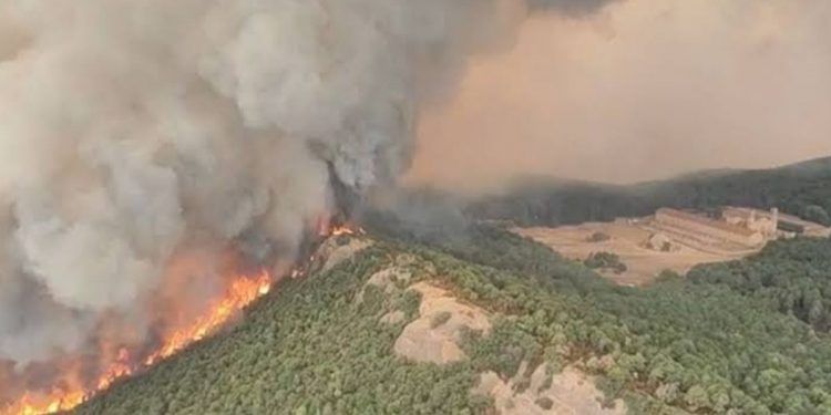 El incendio de Las Peñas de Riglos supera las 8.000 hectáreas y obliga a desalojar otros cuatro núcleos durante la madrugada