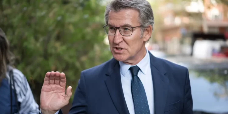 Feijóo tilda a Puente de «tabernario» por sus críticas a la Corona y acusa a Sánchez de ejecutar un «programa destituyente»