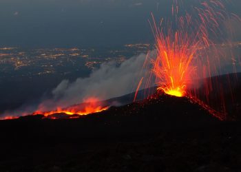 La erupción del Etna obliga a prolongar el cierre del aeropuerto de Catania y deja miles de pasajeros afectados