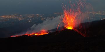 La erupción del Etna obliga a prolongar el cierre del aeropuerto de Catania y deja miles de pasajeros afectados