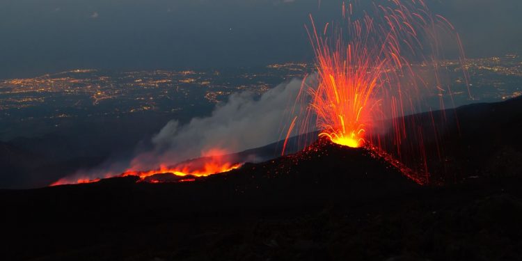 La erupción del Etna obliga a prolongar el cierre del aeropuerto de Catania y deja miles de pasajeros afectados