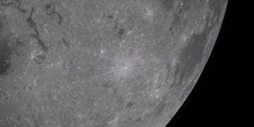La NASA intenta confirmar el choque de un fragmento de SpaceX contra la Luna: dejaría un cráter de 18 metros
