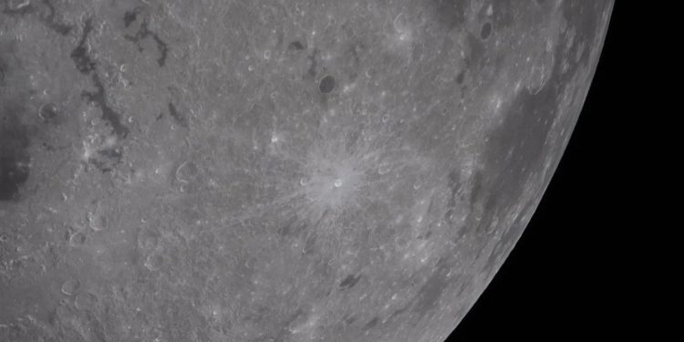 La NASA intenta confirmar el choque de un fragmento de SpaceX contra la Luna: dejaría un cráter de 18 metros