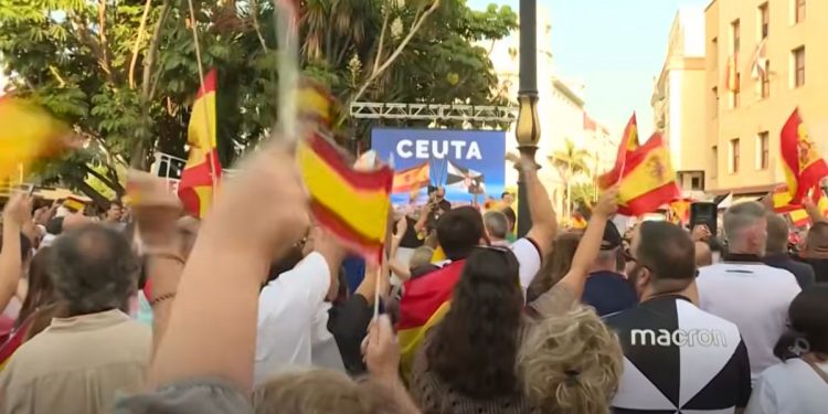 Miles de ceutíes salen a la calle para exigir respuestas tras la crisis migratoria: “Ceuta no se rinde”