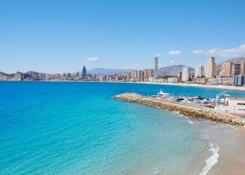 Muere una turista británica tras un accidente de parasailing en Benidorm y otro hombre resulta herido