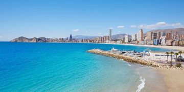 Muere una turista británica tras un accidente de parasailing en Benidorm y otro hombre resulta herido