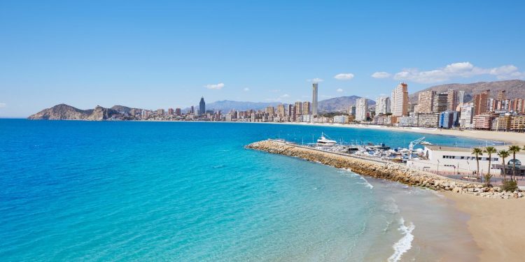 Muere una turista británica tras un accidente de parasailing en Benidorm y otro hombre resulta herido