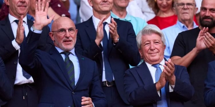 El Estadio Metropolitano dedica una emocionante ovación a Luis de la Fuente en el homenaje del Atlético de Madrid a los campeones del mundo