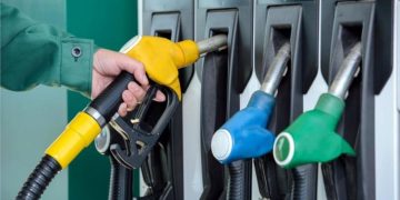 El Gobierno eleva a 20 céntimos la rebaja del gasóleo en septiembre tras dispararse su precio