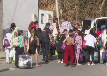 El Gobierno completa el traslado de cerca de 300 mujeres y niñas migrantes a una nave del polígono del Tarajal en Ceuta
